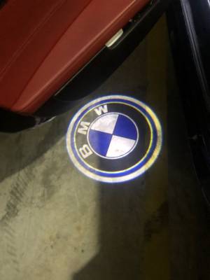 Подсветка дверей BMW X5 E53 с логотипом "BMW"