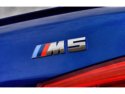 Наклейка-эмблема M5 на задний бампер BMW